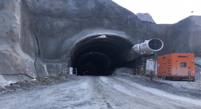 Tünel çalışmasında üzerine kaya düşen 2 işçi yaralandı 